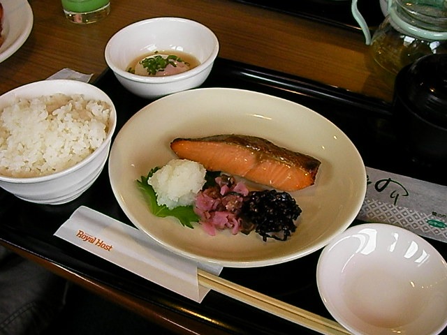 朝はロイヤルホストで食事